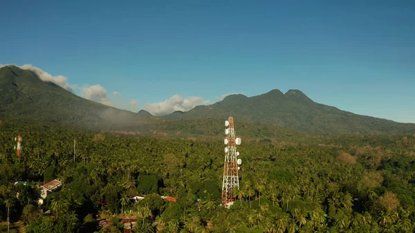 Телекоммуникационная башня, антенна связи в Азии — стоковое фото