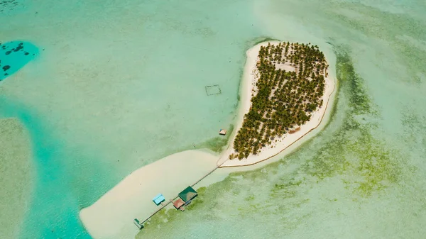 Isla tropical con una playa en el atolón. Onok Island Balabac, Filipinas. — Foto de Stock