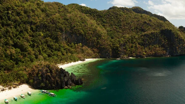 Laguna y playa de agua de mar tropical, Filipinas, El Nido. — Foto de Stock