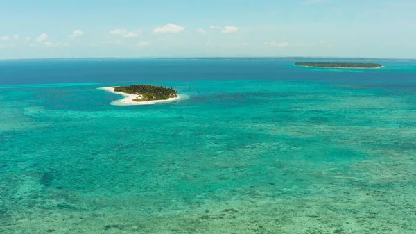 Tropik bir adada güzel bir sahil. Balabac, Palawan, Filipinler.