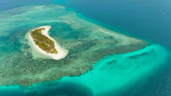 Hermosa playa en una isla tropical. Balabac, Palawan, Filipinas. —  Fotos de Stock