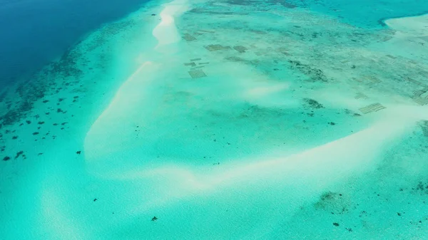 Praia de areia na lagoa com água azul-turquesa. Balabac, Palawan, Filipinas. Fotografias De Stock Royalty-Free