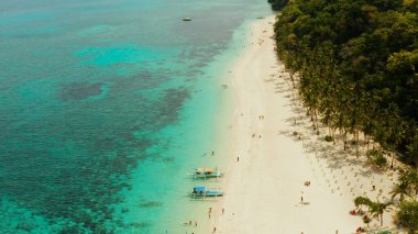 Tropik plaj ve turkuaz göl suyu.