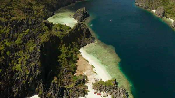 Tropik deniz suyu lagünü ve plaj, Filipinler, El Nido. — Stok fotoğraf
