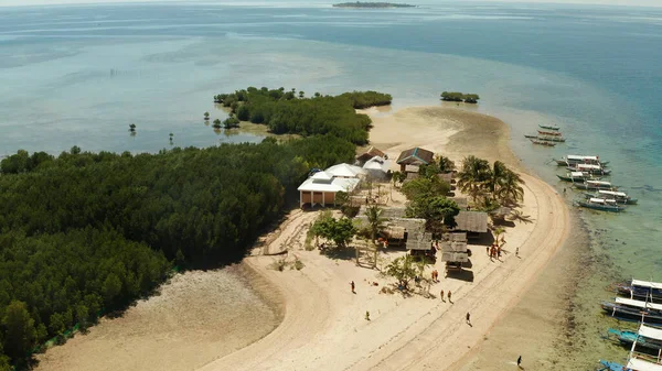 Tropische Insel mit Sandstrand. Palawan, Philippinen — Stockfoto