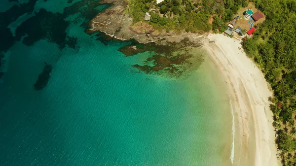 Playa tropical con arena blanca, vista desde arriba. — Foto de Stock