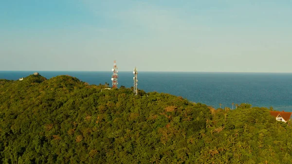Wieża telekomunikacyjna, antena komunikacyjna w Azji — Zdjęcie stockowe