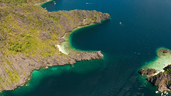 Laguna y playa de agua de mar tropical, Filipinas, El Nido. — Foto de Stock