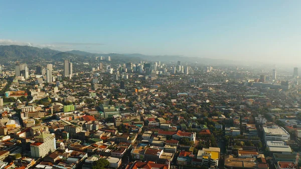 Ciudad moderna de Cebú con rascacielos y edificios, Filipinas. — Foto de Stock