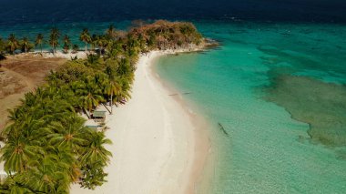 Beyaz kumlu sahili olan Torpikal bir ada..