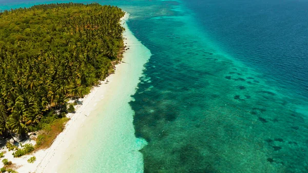 Tropische Insel mit Sandstrand. Balabac, Palawan, Philippinen. — Stockfoto