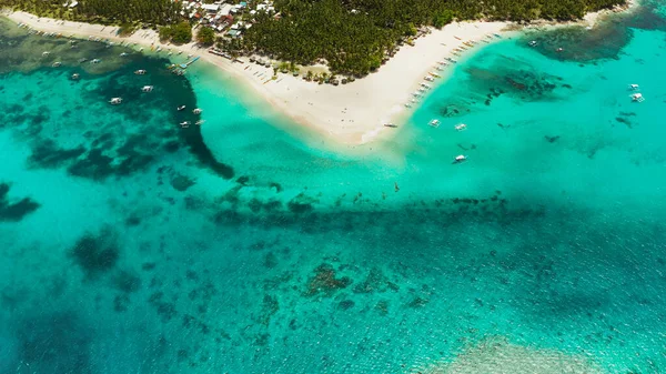 砂浜と観光客で熱帯ダコ島. — ストック写真