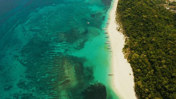 Playa tropical y laguna azul. — Foto de Stock