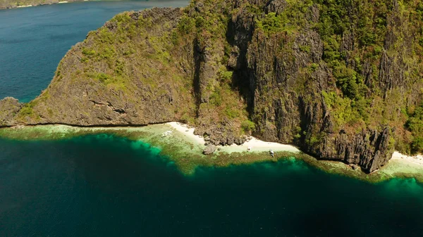 Lagoa e praia de água do mar tropical, Filipinas, El Nido. — Fotografia de Stock