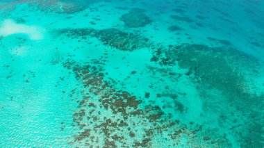 Gölde şeffaf mavi deniz suyu.