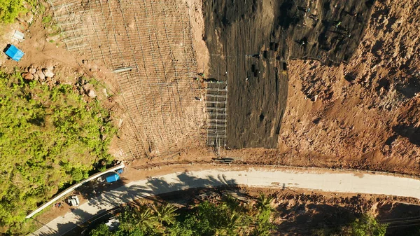 Rete di protezione contro le cadute di roccia, rete metallica di sicurezza in montagna — Foto Stock