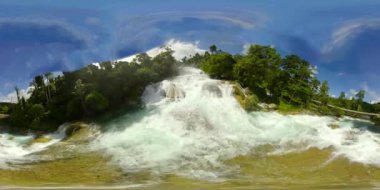 Güzel tropikal Aliwagwag Düşüyor. 360 derecelik manzara. Filipinler, Mindanao.