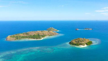 Tropik adalar ve mavi deniz. Filipinler, Zamboanga.