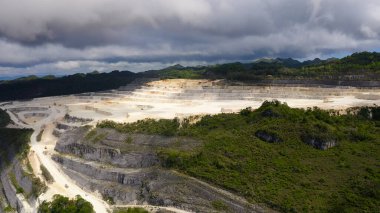 Dağlarda kireçtaşı ocağı.