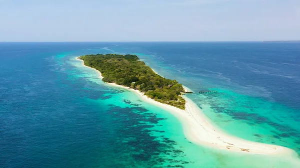 Pequeña Isla Santa Cruz con una playa blanca. Filipinas, Zamboanga. —  Fotos de Stock