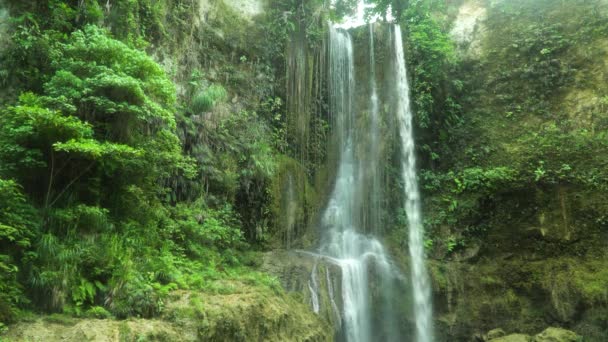 Красивый тропический водопад. Водопад Килаб Килаб, Филиппины. — стоковое видео