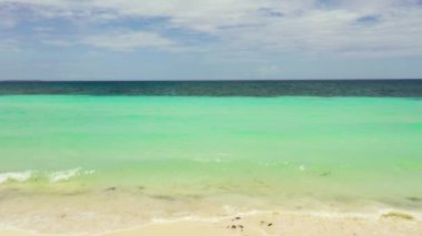 Açık mavi denizin ve gökyüzünün havadan görünüşü.