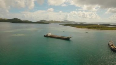 Denizde kargo gemisi.