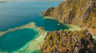 Filipinler, Palawan 'da güzel bir gölü olan deniz burnu.