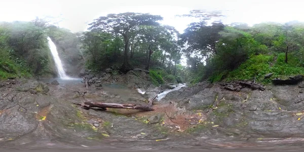 Прекрасний тропічний водоспад, Філіппіни. 360VR — стокове фото