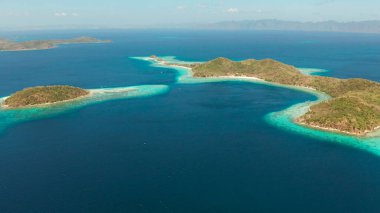 Beyaz kumlu sahili olan küçük torpik bir ada..