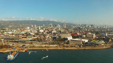 Gökdelenleri ve binaları olan modern şehir Cebu, Filipinler.