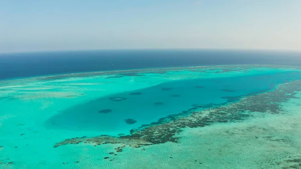 Paesaggio marino con barriera corallina e atollo nel mare blu Balabac, Palawan, Filippine. — Foto Stock