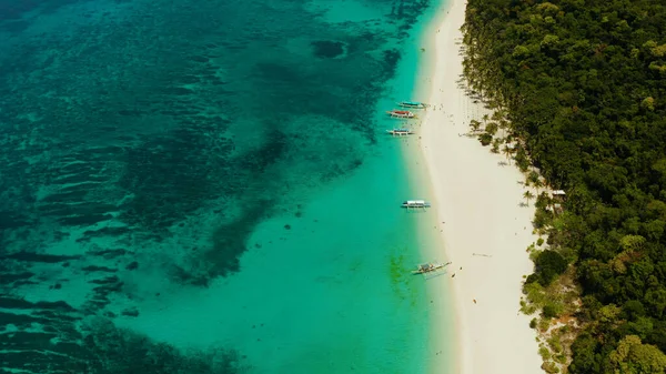 Тропический пляж и голубая лагуна. — стоковое фото