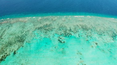 Gölde şeffaf mavi deniz suyu.
