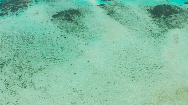 Gölde şeffaf mavi deniz suyu.