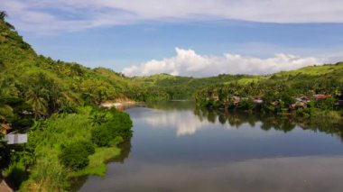 Nehir ve yeşil tepeler. Güneydoğu Asya 'daki nehrin güzel doğal manzarası. Filipinlerin doğası.