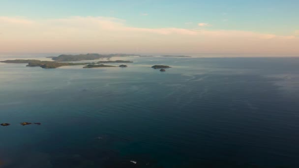 Zeegezicht met eilanden in de vroege ochtend, vanuit de lucht. — Stockvideo