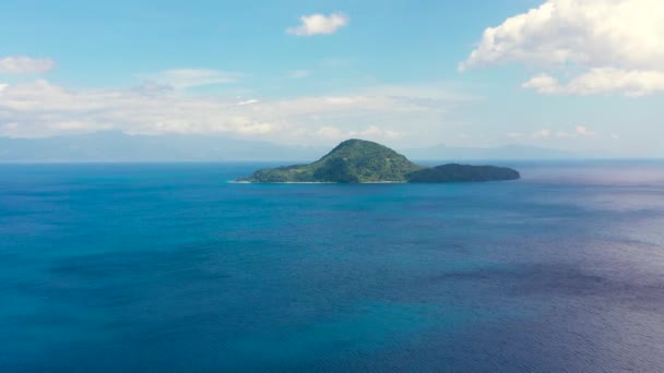 Τροπικό νησί και γαλάζια θάλασσα, εναέρια θέα. Νήσος Atulayan, Camarines Sur, Φιλιππίνες. — Αρχείο Βίντεο