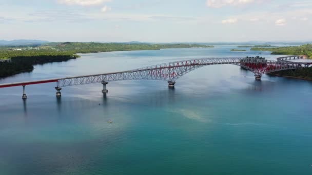 Samar, Philippinen. Die San Juanico-Brücke verbindet die Inseln Samar und Leyte und ist die längste Brücke des Landes. — Stockvideo