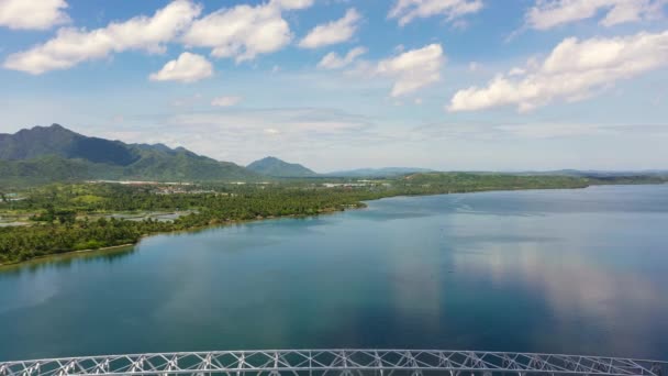 Bovenaanzicht op de San Juanico brug. Zomer en reis vakantie concept. — Stockvideo