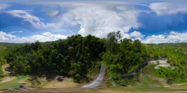 Güzel tropik şelale. Can-umantad Falls, Bohol, Filipinler. 360 Derece Görünüm.