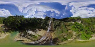Güzel tropik şelale. Can-umantad Falls, Bohol, Filipinler. 360 Derece Görünüm.