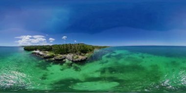 Kumsalı ve mavi denizi olan bir sahil. Anda Bohol, Filipinler. 360 Derece Görünüm.