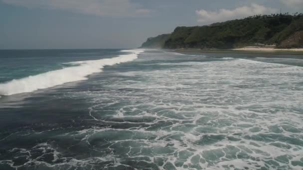 Поверхность воды с большими волнами, вид с воздуха.. — стоковое видео