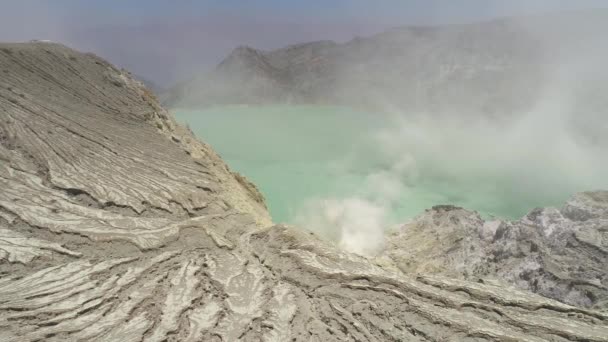 Berglandschaft mit Kratersee — Stockvideo