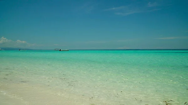 Praia de areia e mar tropical. Ilha de Panglao, Filipinas. — Fotografia de Stock