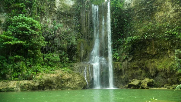 Beautiful tropical waterfall. Kilab Kilab falls, Bohol, Philippines. — Stock Photo, Image