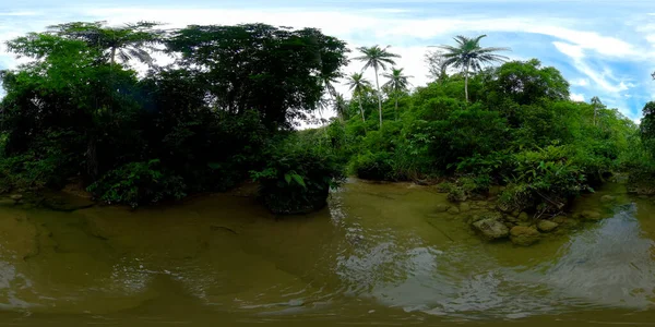 Rio na floresta tropical. Filipinas, Bohol. Realidade Virtual 360. — Fotografia de Stock