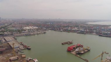 Surabaya, Java, Endonezya 'daki kargo ve yolcu limanı