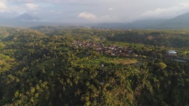 Endonezya 'da tarım arazisi olan tropikal araziler